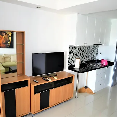Pattaya Plaza Condotel large studio apartment Sukhumvit